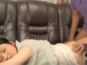 母親をマッサージする息子 その手は次第に腰からお尻→マンコへ 我慢できなくなった息子はチンコを挿入してしまう…