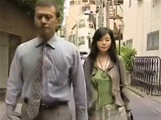 電車で出会った見知らぬ男性とホテルへ 2時間で4回の絶頂 2年半セックスレスの人妻は2週間後に再開を約束した…