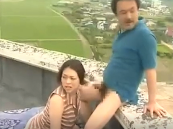 巨乳の人妻が 屋外のいたるところでSEXをする 目撃され注意されも 場所を変えて またSEX…