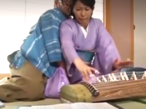 幸せな家庭のある主婦 幸せ過ぎるとマンコが疼き お琴の先生にレッスン中に弄られ濡れる…