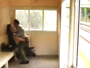 先生同士の不倫旅行… 待ち合わせの駅で我慢できずに待合室で挿入…