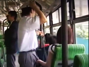 バスの中で痴女にイカされた後 痴女と交代させられ スカートの中に手を入れ手マンでイカす…