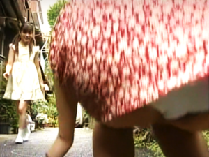 石けりで遊んでる美少女に 一緒に風呂に入り体を洗わせ そのまま布団で性処理をする父親…