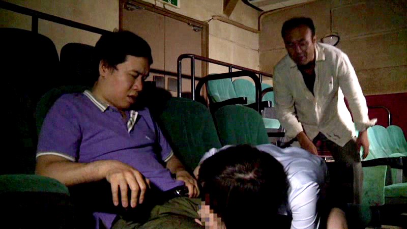 性的不満をつのらせる人妻のストレス解消方法は薄暗きポルノ映画館にて男を漁ること！