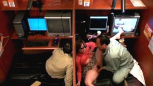 ネットカフェ…一人で娯楽を楽しみ安らぐための空間…仕切られた個室の中で男女が息を殺し激しくからみあう！