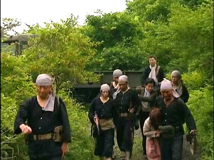 戦地で拉致される母と娘。男兵士がレイプしていると興奮した女兵士が…