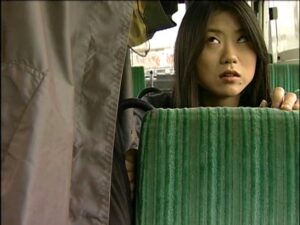 バスでスカート中に手を入れマンコを触る女