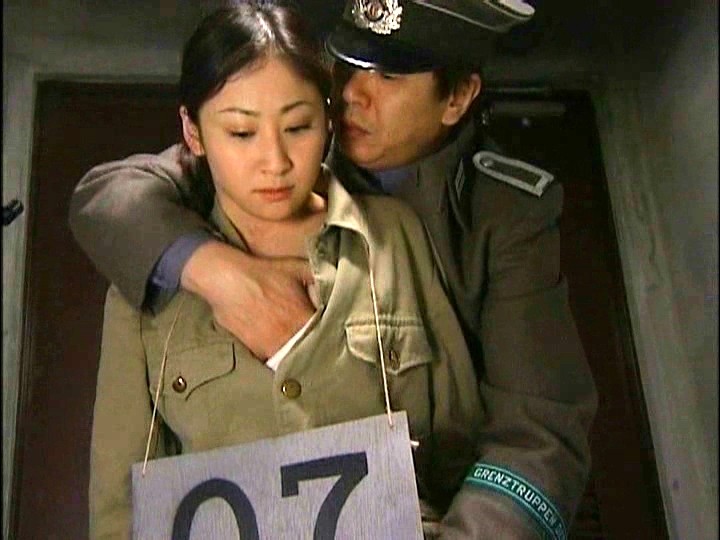 女捕虜の全身を検査する兵士。マンコの中までじっくり調査