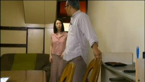 美人妻の色っぽい体を狙う中年親父。そのクンニに感じてしまった…