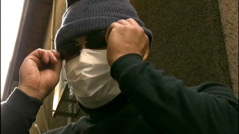 やりたい男は民家に侵入し夫を縛り上げ目の前で妻をレイプする