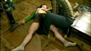 高額で絵を買う代わりに催眠ガスで昏睡させレイプする