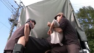 やりたい女を車でひき、そのまま拉致して野外でレイプするキチガイ男