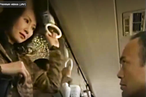 バスの中で男を誘惑する熟女…男は恐る恐るスカートの中に手を入れる…「奥さんこの続きをしませんか？」