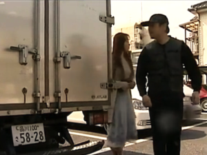 旦那が家に居るのに不倫相手から電話呼び出し！マンコを洗いマンション下のトラックの荷台でセックスして帰宅する！