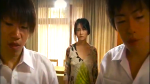 睡眠薬で眠らせ母を犯さた息子と友人！それに気づいた母「あんた達、ジュースに薬入れたわね！」