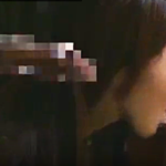 女囚人のマンコを舐め男囚人のチンコをしゃぶり合体させて楽しむ上官!