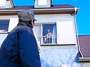 旦那が出張中の欲求不満の熟妻は配達業者に着替えを見せて挑発！「今夜は主人が出張で私一人なの…」