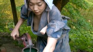 戦死した夫の悲しみを癒すために弟が兄嫁のマンコを慰める！